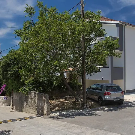 Apartman Mador *